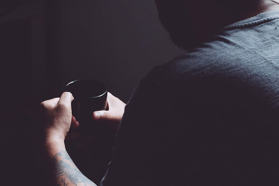 man holding black mug, man holding black ceramic coffee mug, cup HD wallpaper