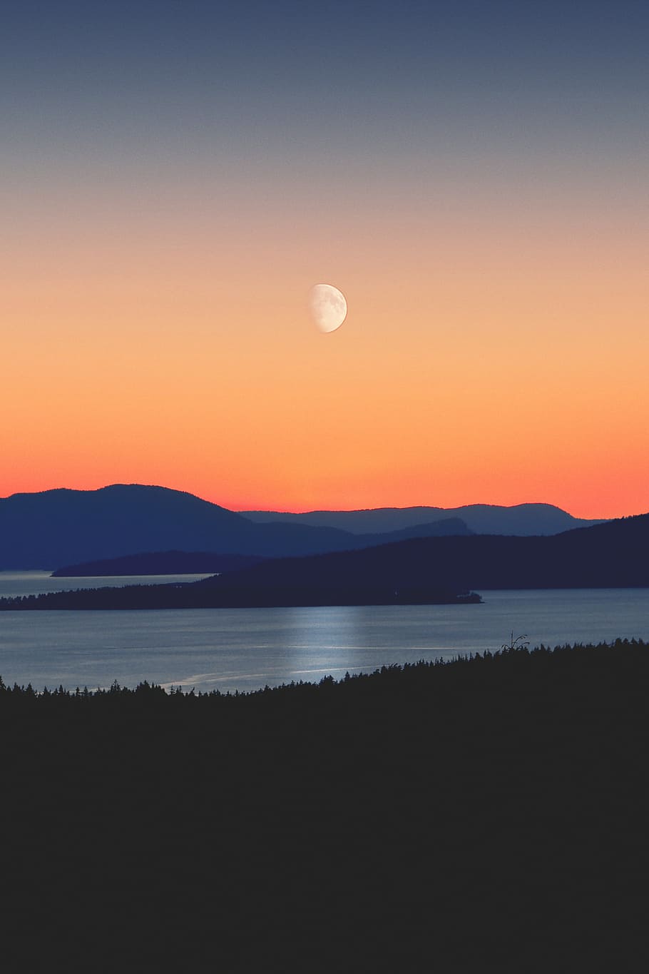 silhouette of mountains next to body of water, lake photography during nightfall HD wallpaper