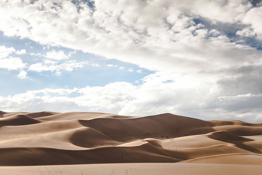 landscape photography of desert, desert under cloudy sky, sand dune HD wallpaper