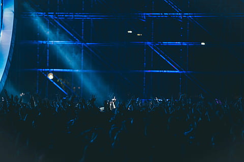 group of people raising hands inside building, person gathering at concert HD wallpaper