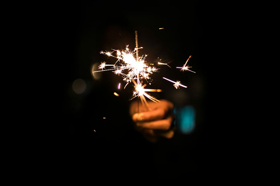 person holding firecracker, person holding lighted sparkler, night HD wallpaper