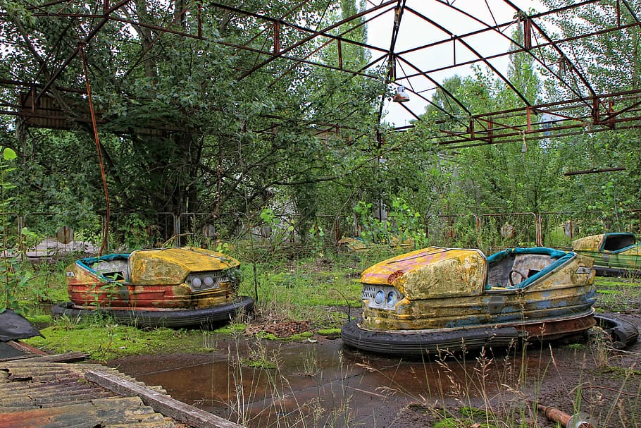two yellow abandoned bumper cars at daytime, pripyat, ukraine, HD wallpaper