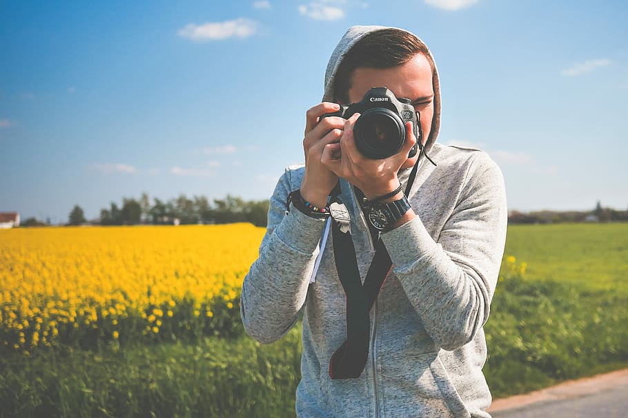 Young Photographer in Action Taking a Photo, camera, canon, dslr HD wallpaper