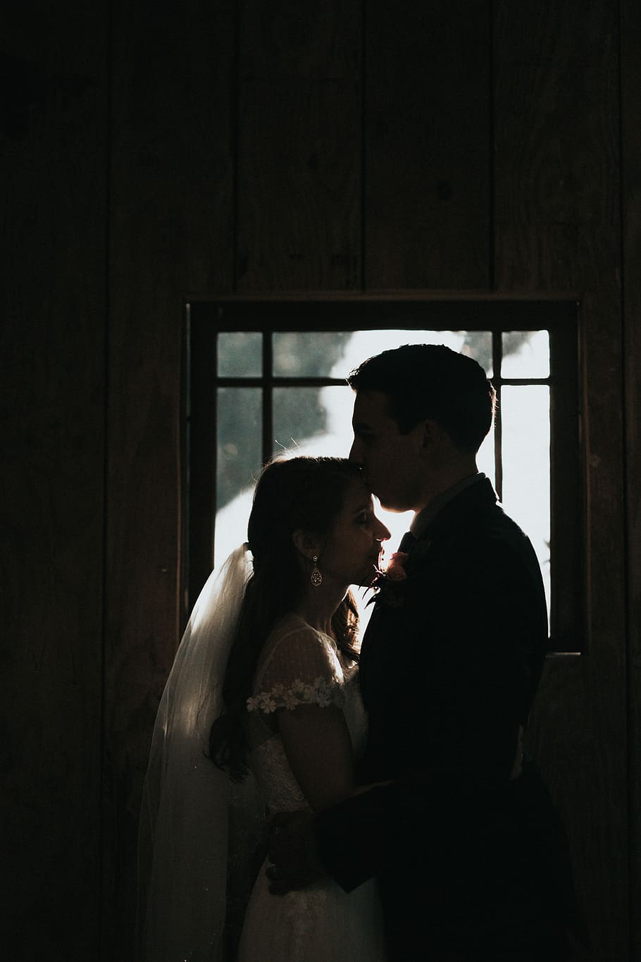 man kissing woman's forehead, man kissing brides forehead near glass window, HD wallpaper