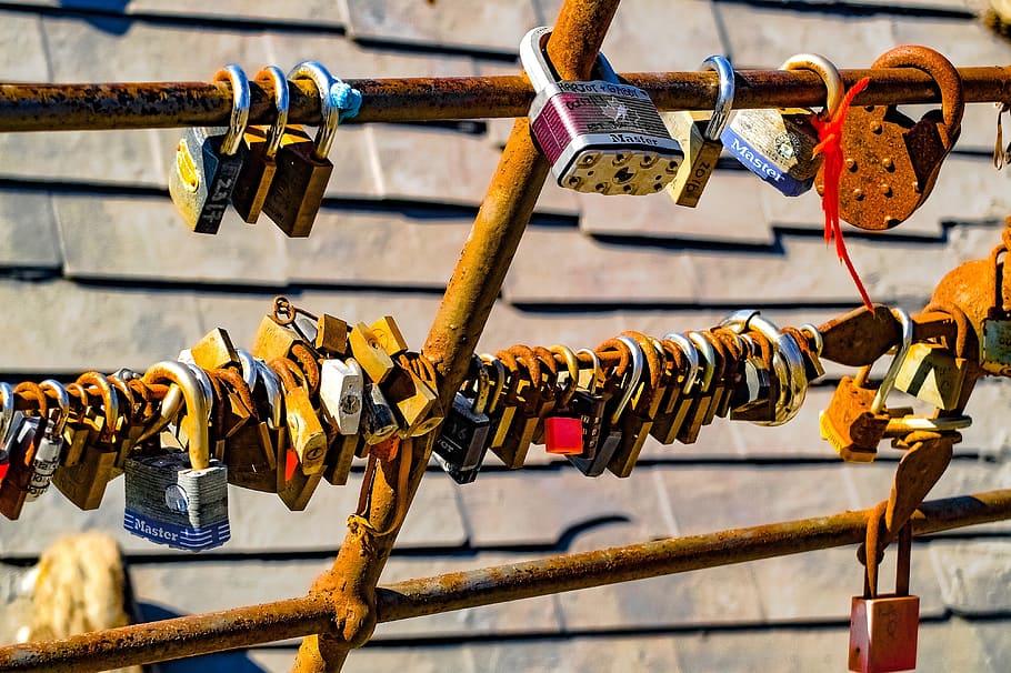 padlock, lovers, symbol, romantic, oath, rust, amour, hanging HD wallpaper