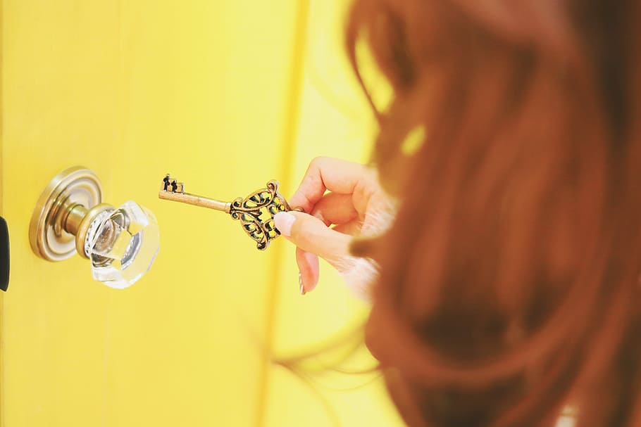 person holding key, women, females, people, one Person, caucasian Ethnicity HD wallpaper