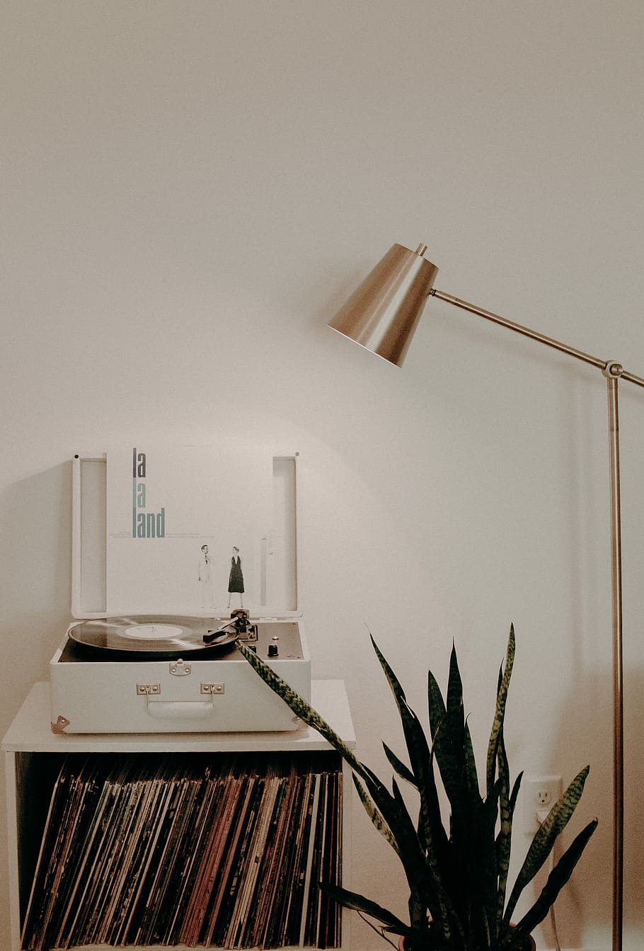 white turntable on white wooden organizer with vinyl record sleeves, white turntable next to floor lamp HD wallpaper