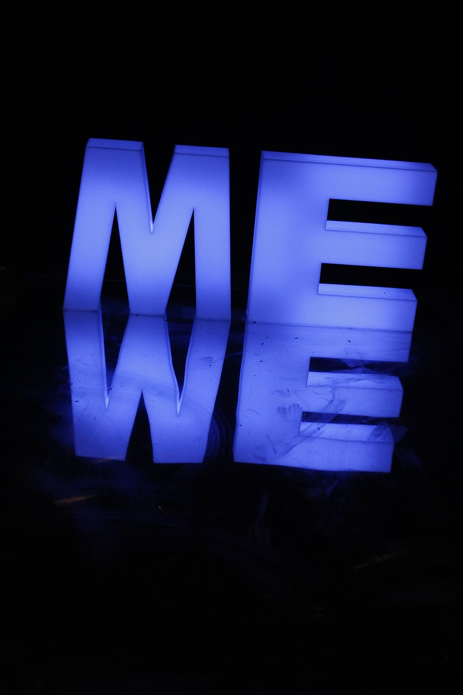 mirror photo of me text with black background, reflection, blue HD wallpaper