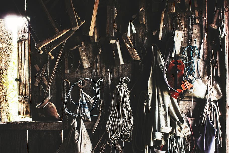 strings hanging in the wall, ropes and woods on brown wooden wall HD wallpaper