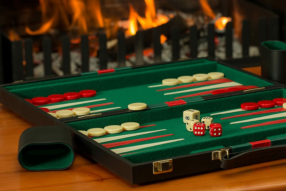 green, red, and white backgammon board on brown wooden tabletop, HD wallpaper