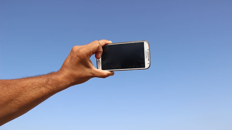 person holding Samsung Android smartphone, photo, self-timer HD wallpaper