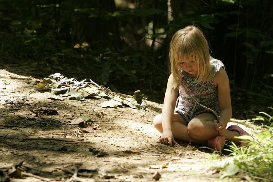 girl wearing gray sleeveless top, child, playing, quiet, dirt HD wallpaper