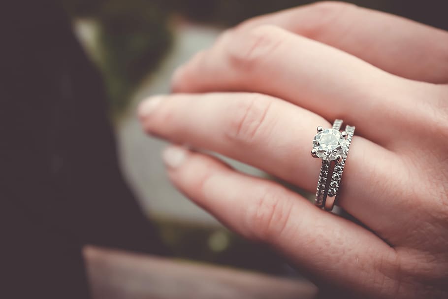 Engagement ring on Vancouver bride, silver-colored ring with gemstone in macro shot photography HD wallpaper