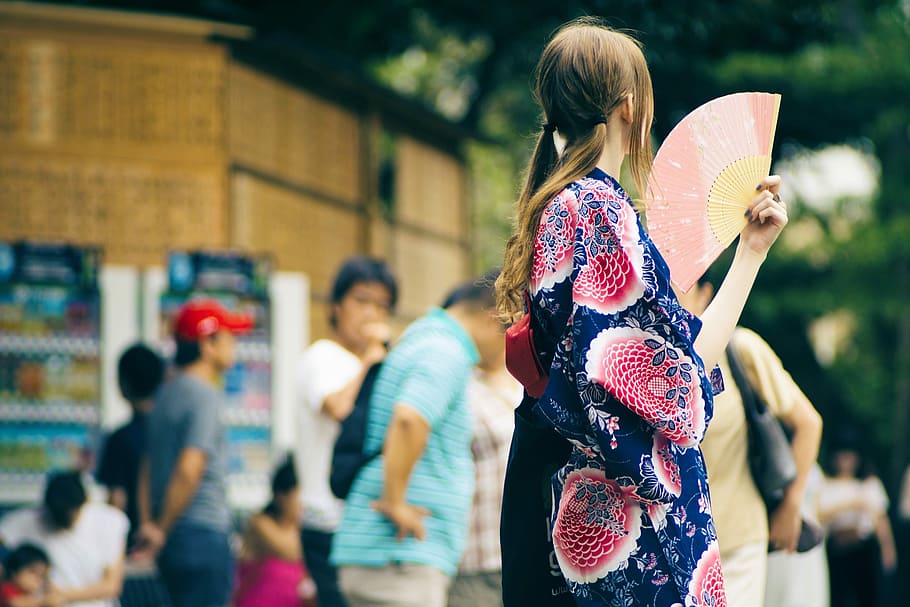 selective focus photography of woman holding hand fan beside road, woman in blue kimono holding fan, HD wallpaper
