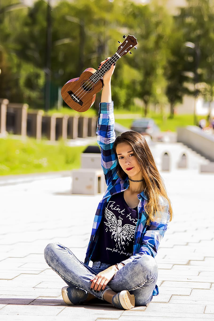 woman sitting on concrete pavement holding travel acoustic guitar, HD wallpaper
