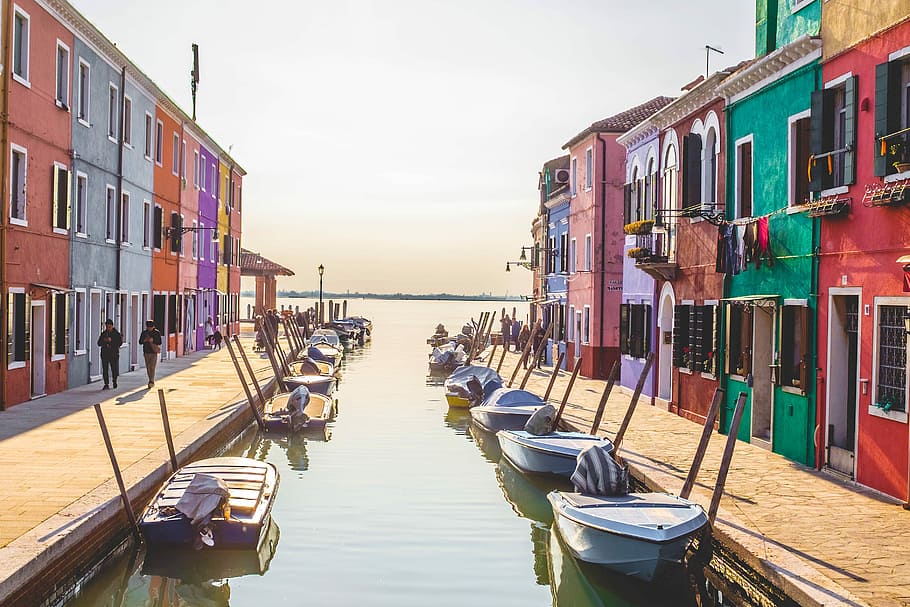 boat dock during daytime, sailboats and multicolored building during daytime HD wallpaper
