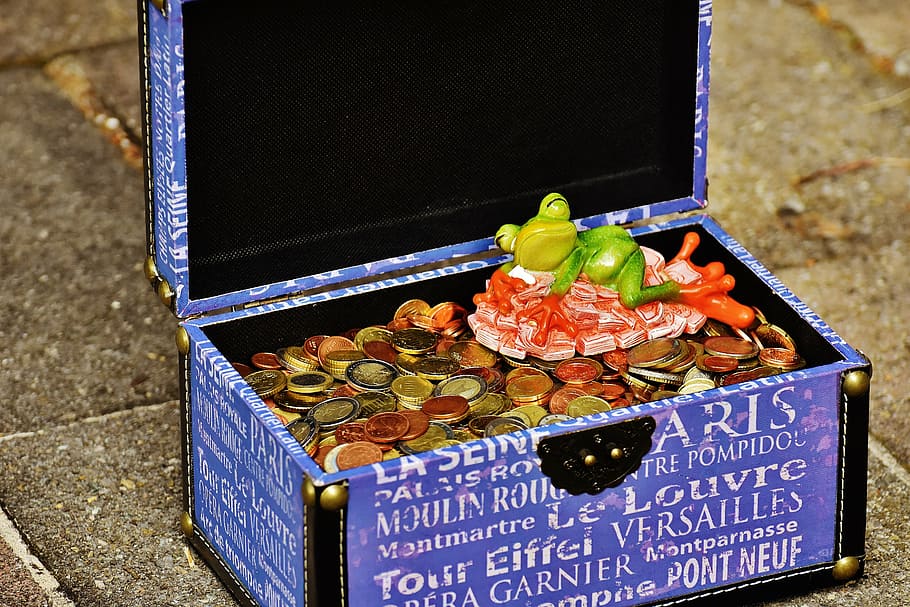 green frog on coins in box, money soothes, sleep, bunch of money, HD wallpaper