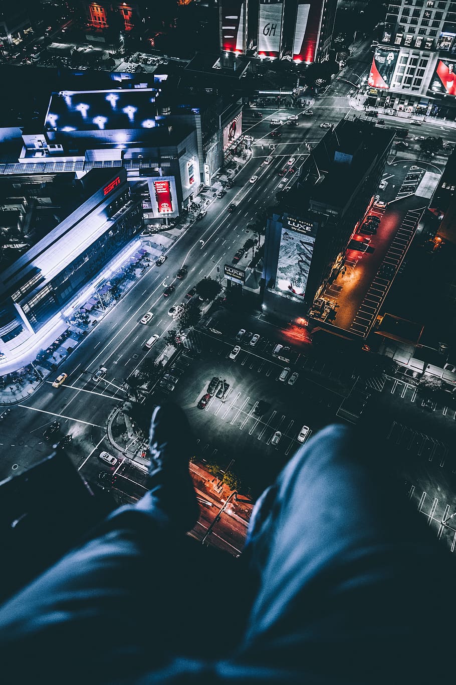 person sitting on top of building, photo of building and street filled with cars HD wallpaper
