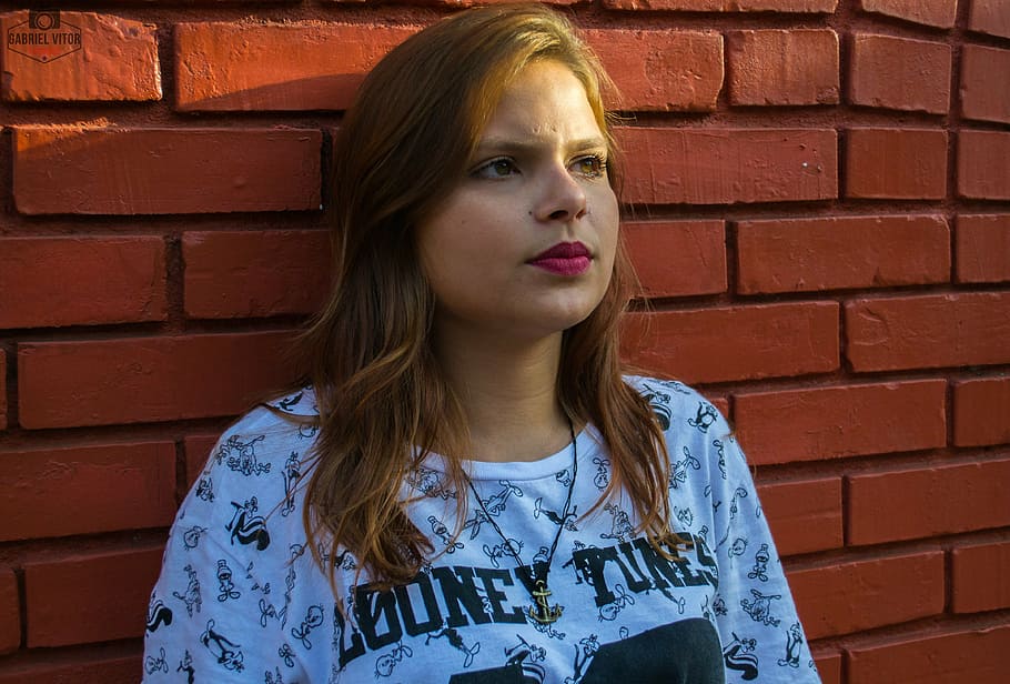 portrait, sol, day, brick wall, one young woman only, young adult HD wallpaper