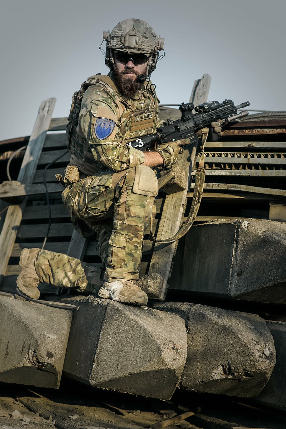 soldier kneeling while holding black rifle, war, desert, guns, HD wallpaper
