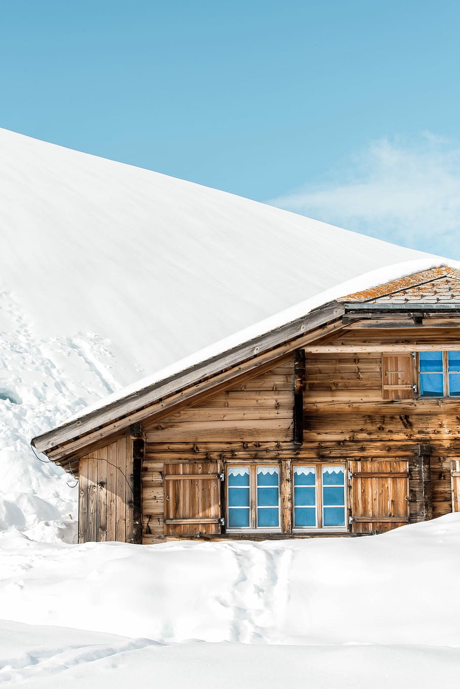 brown painted house, brown chalet house covered with snow, sky HD wallpaper