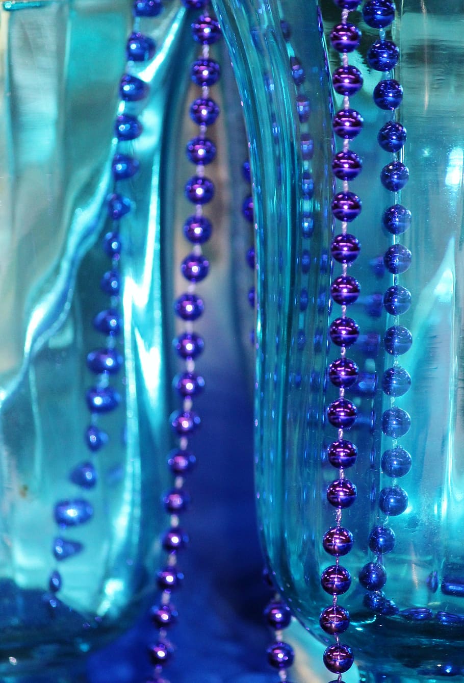beads, necklace, table decoration, blue, glasses, close-up HD wallpaper