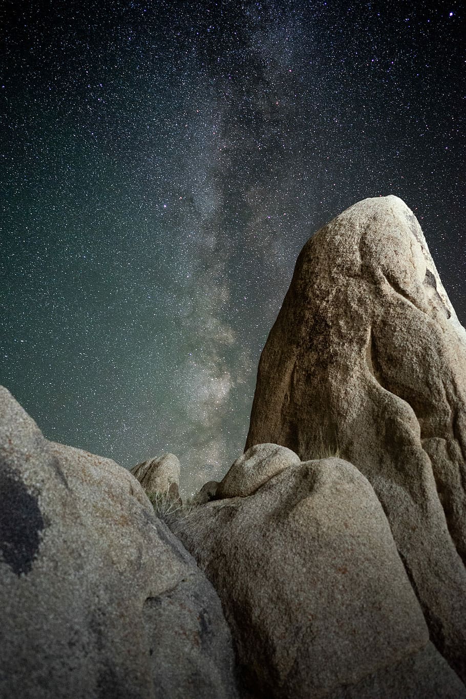 brown rock formations under starry night, brown rocks under black sky with milkyway HD wallpaper
