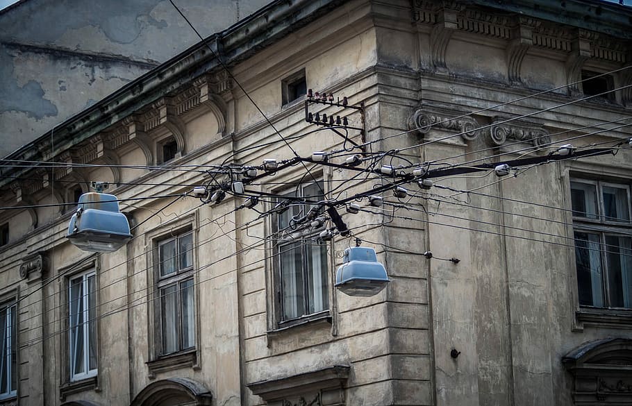gray lamp with electrical cables near brown concrete building, beige concrete building with cable wires HD wallpaper