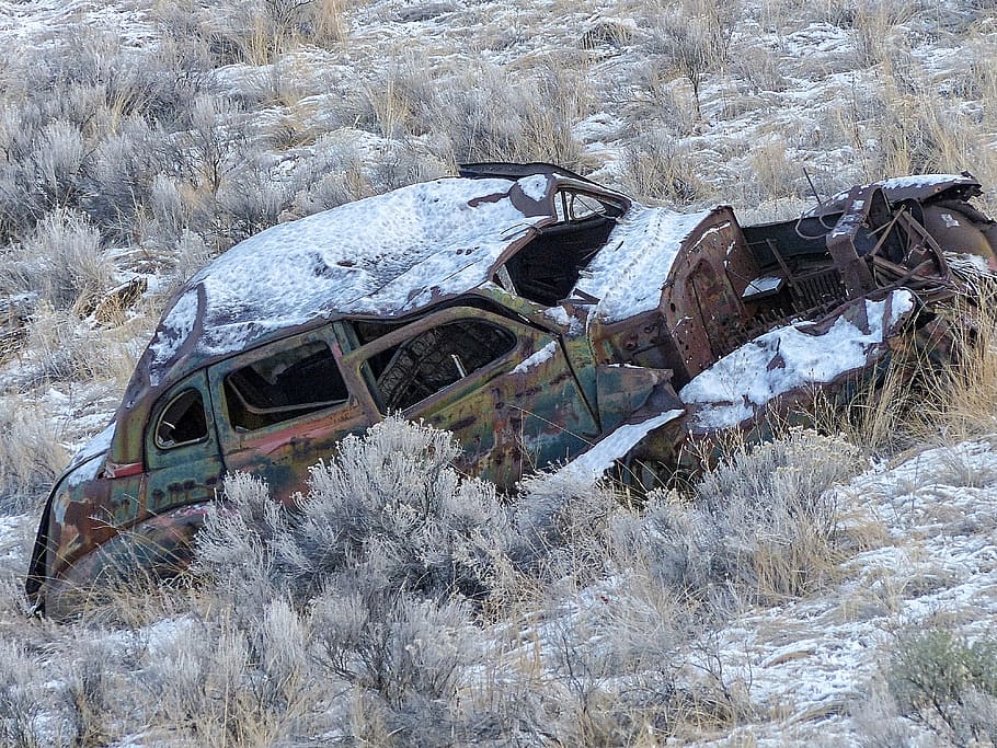 car wrack, old, rusty, snow covered, winter, season, accident HD wallpaper