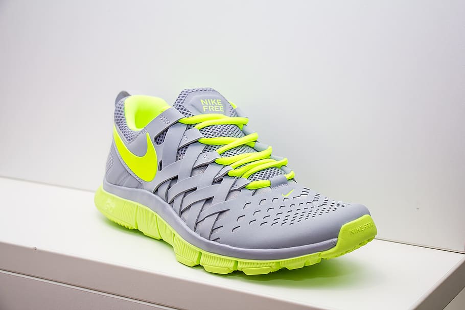 unpaired gray and green Nike running shoe, shoes, sport, feet, HD wallpaper