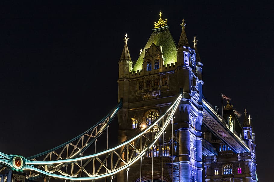 Night-time shot of the famous Tower Bridge on the River Thames in London. Image captured with a Canon 6D DSLR HD wallpaper