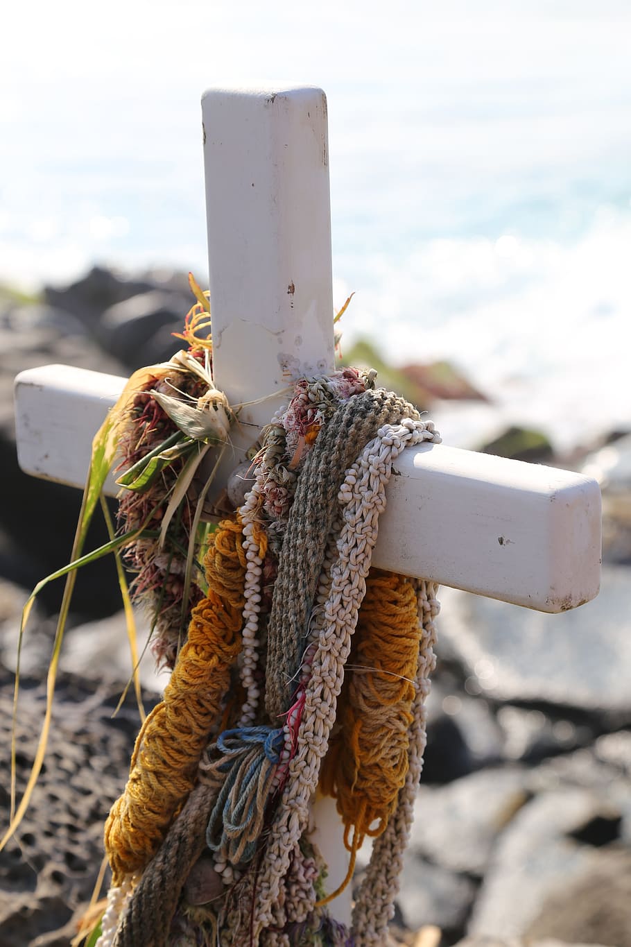 cross, surf, beach, death, memoty, focus on foreground, day HD wallpaper