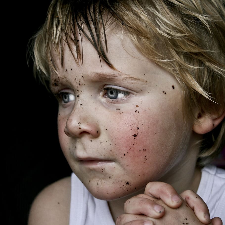 praying boy with dust on face, dirty, cold, only, arm, play HD wallpaper
