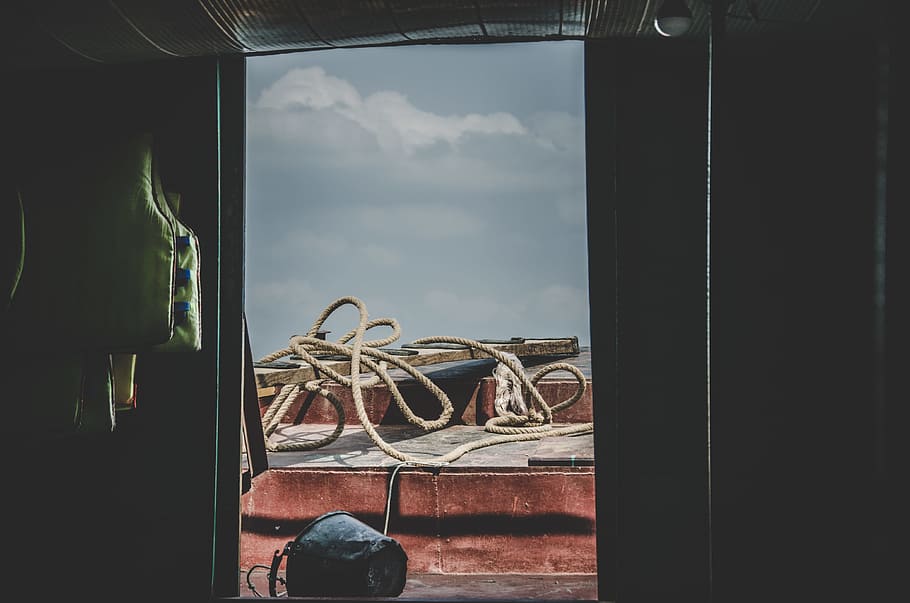 brown rope on brown wood slab outside building during daytime, gray ropes near black bucket HD wallpaper
