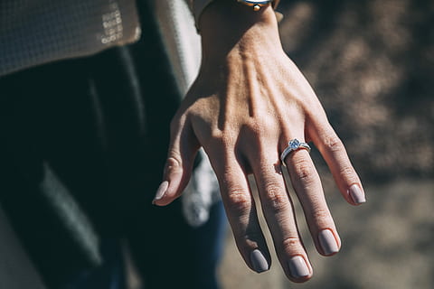 person wearing silver-colored ring, engagement, anillo, hand HD wallpaper