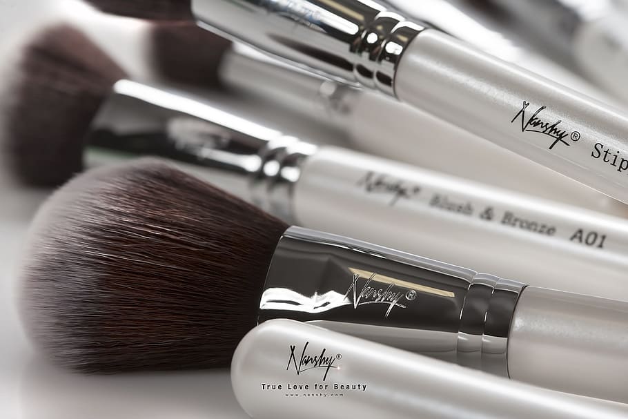 Norshy makeup brush on white surface, makeup brushes, brush set HD wallpaper