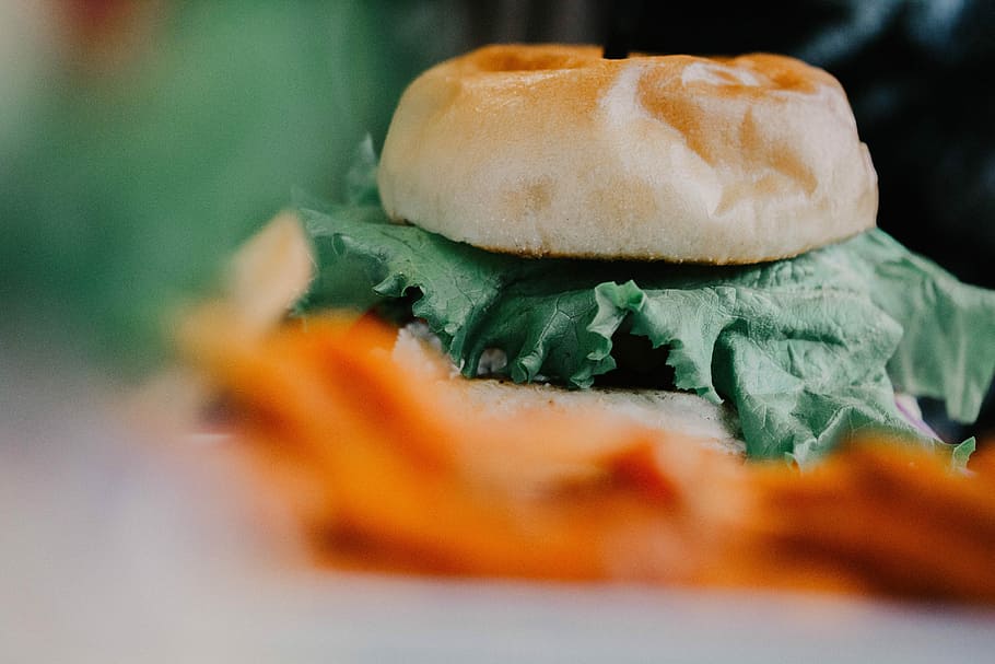 hamburger with lettuce, selective focus photograph of burger HD wallpaper