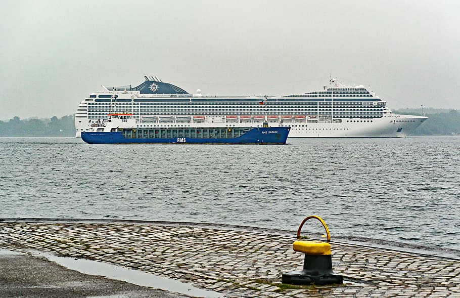 kieler firth, harbour entrance, cruise ship, freighter, entrance to the nord-ostsee-kanal