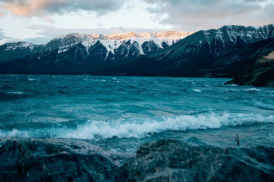 body of water beside mountain, sea, ocean, waves, nature, highland HD wallpaper