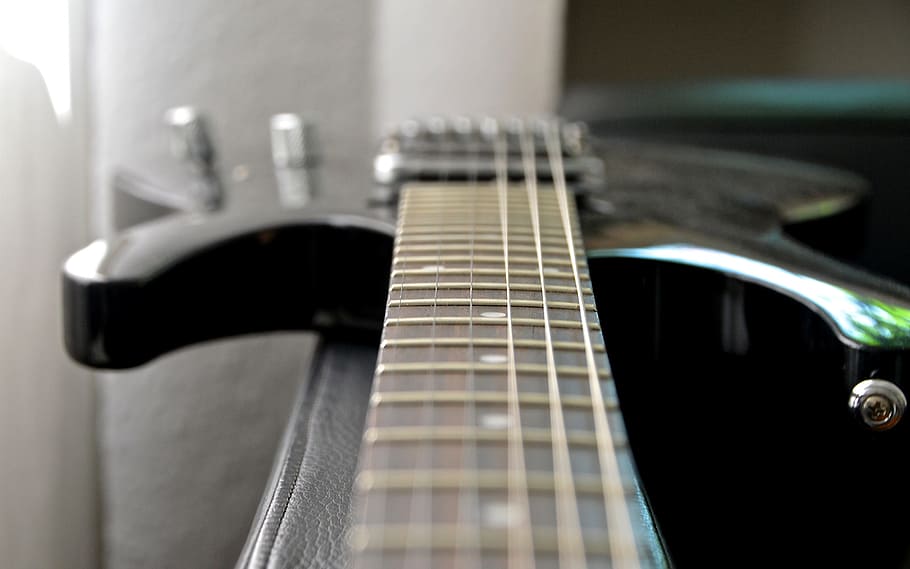 closeup photo of black stratocaster electric guitar, stringed instrument, HD wallpaper