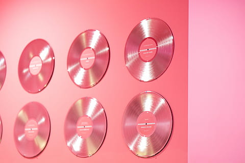 vinyl record wall decor, vinyl records on wall, pink, cd, display HD wallpaper