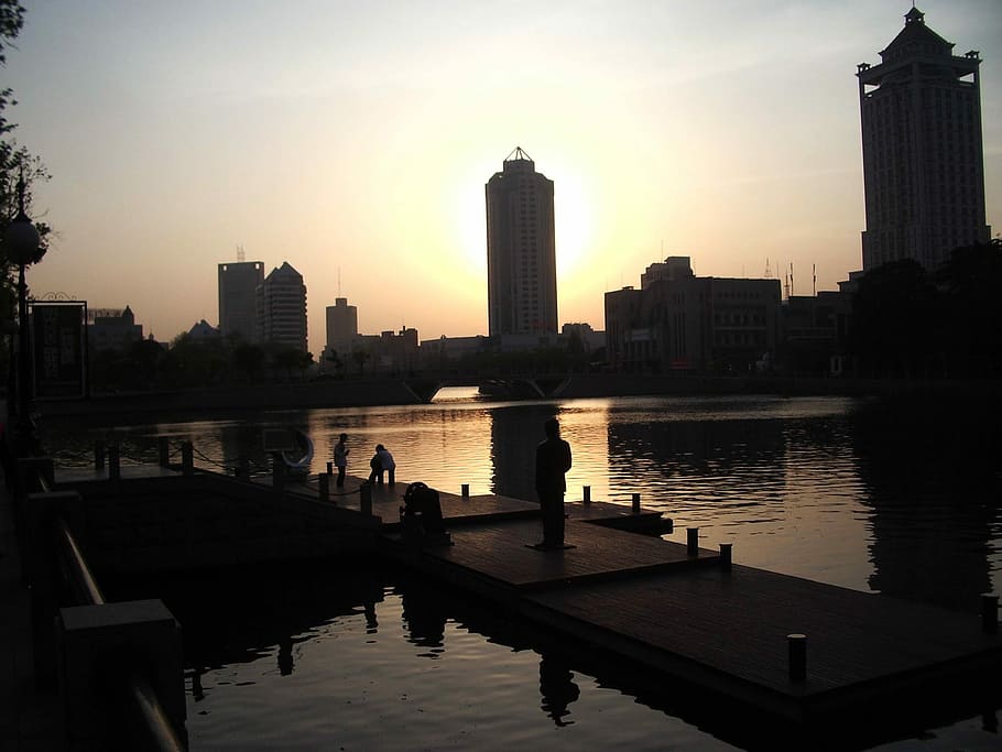 Dusk, Twilight, Water, Building, Dock, people, sky, glow, skyline HD wallpaper
