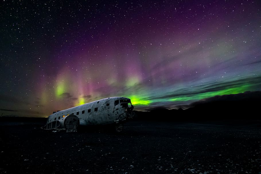 abandoned airplane on ground during aurora boreholes phenomenon HD wallpaper