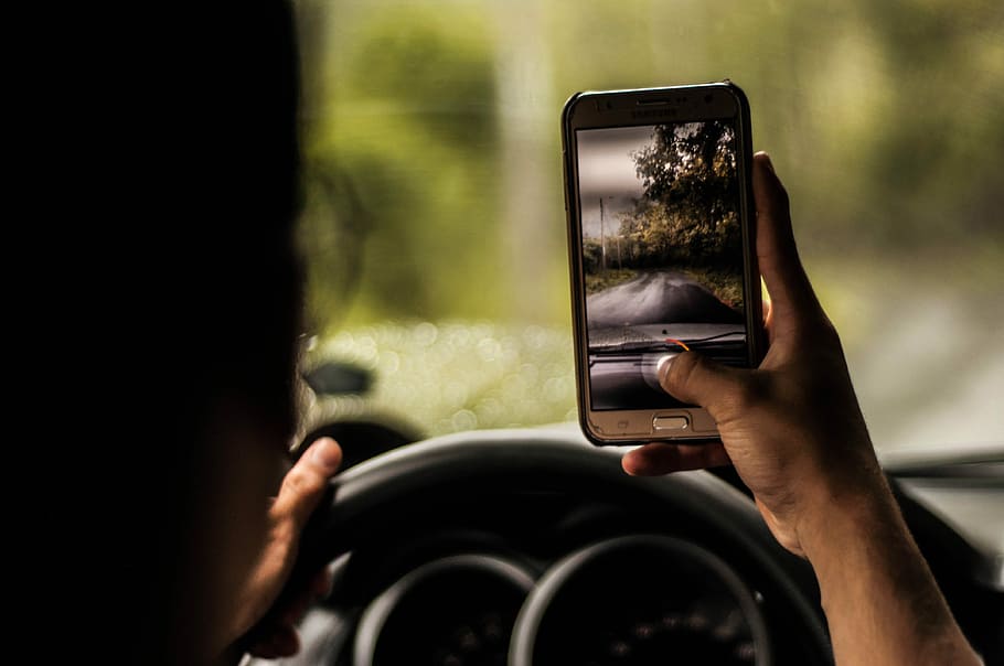 Camino a Mindo con amigos, person holding gold smartphone near vehicle steering wheel HD wallpaper
