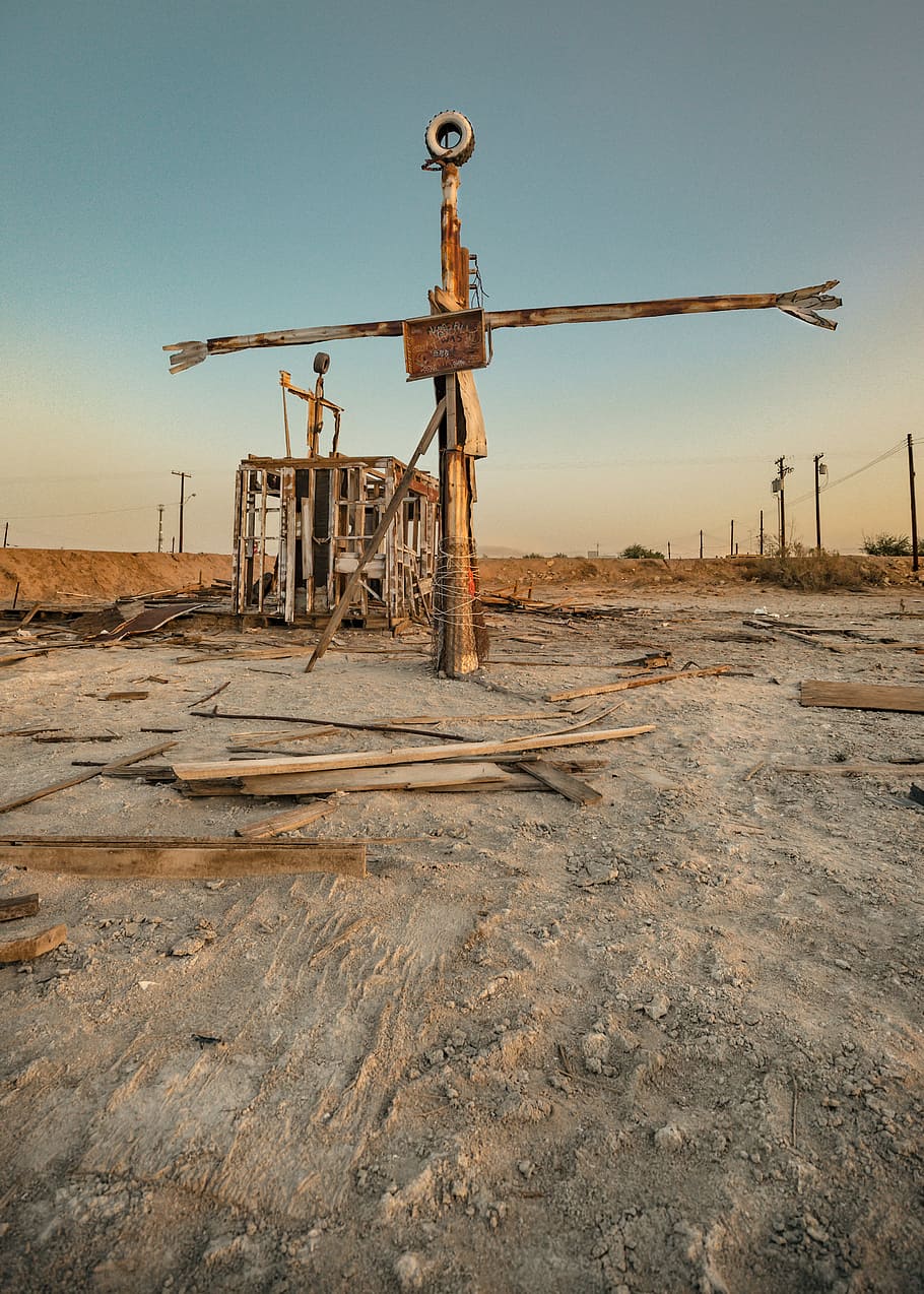 brown wooden cross, brown wooden post, barren, desert, abandoned HD wallpaper
