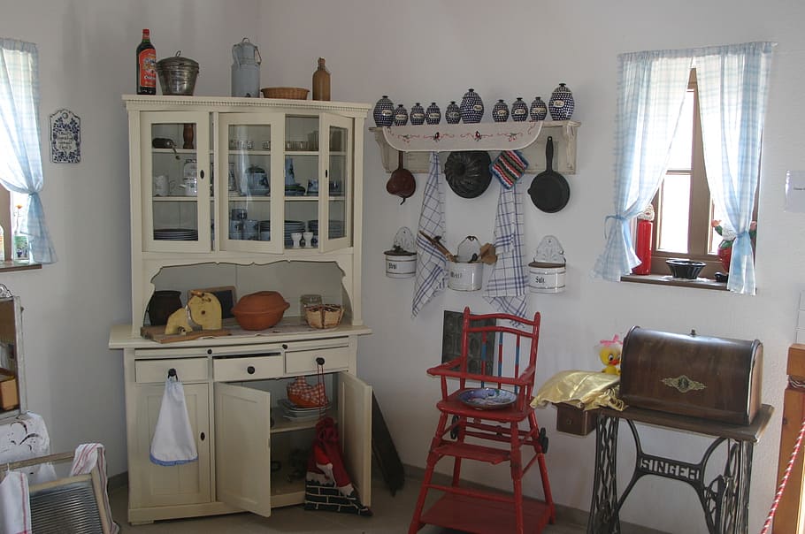 white wooden cabinet beside red toddler's highchair, weichnachtsort