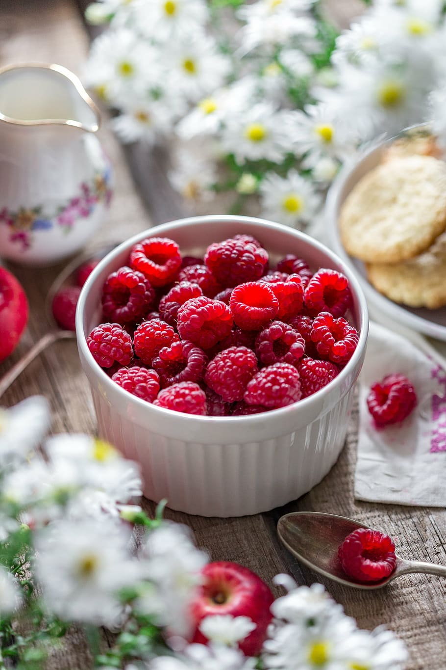 selective focus photography of raspberries in white ceramic bowl, HD wallpaper