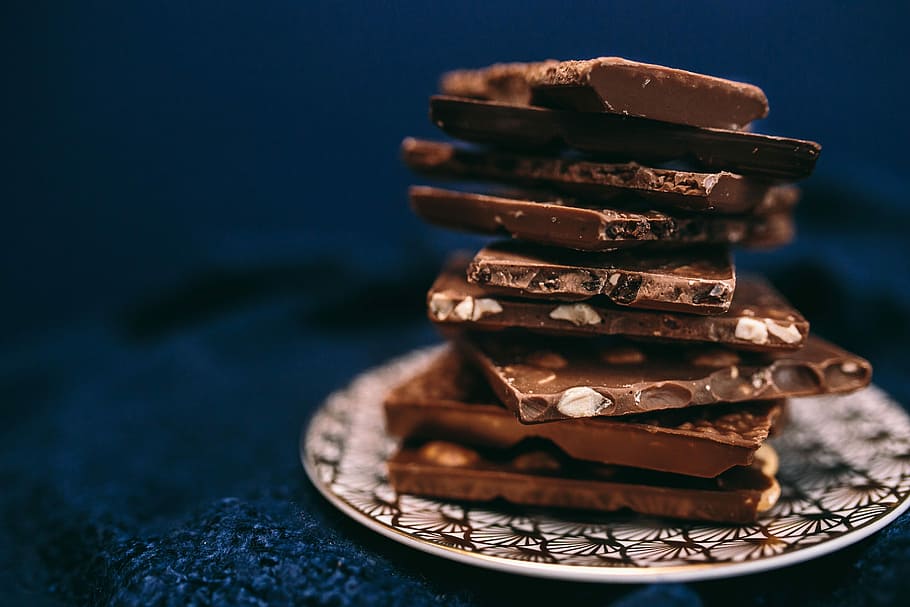 Close up a nut chocolate bar, sweet, candy, dark, dessert, close-up, HD wallpaper