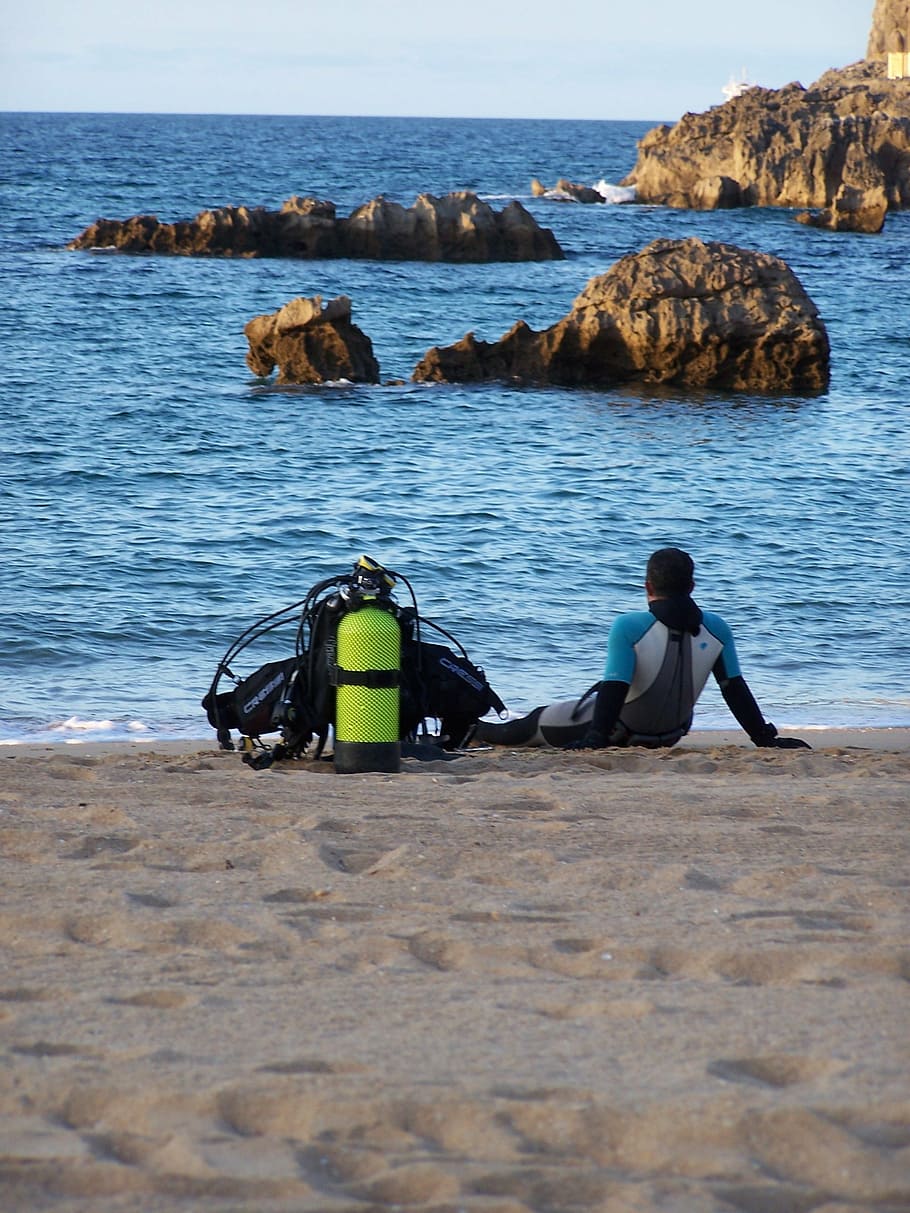 divers, sea, beach, water, real people, rock, lifestyles, beauty in nature HD wallpaper