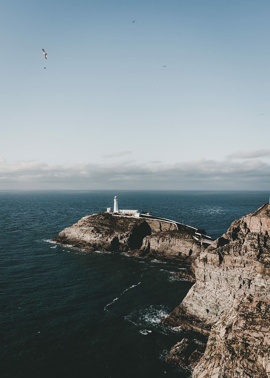 South Stack Lighthouse, lighthouse on brown isle, cliff, mountain HD wallpaper